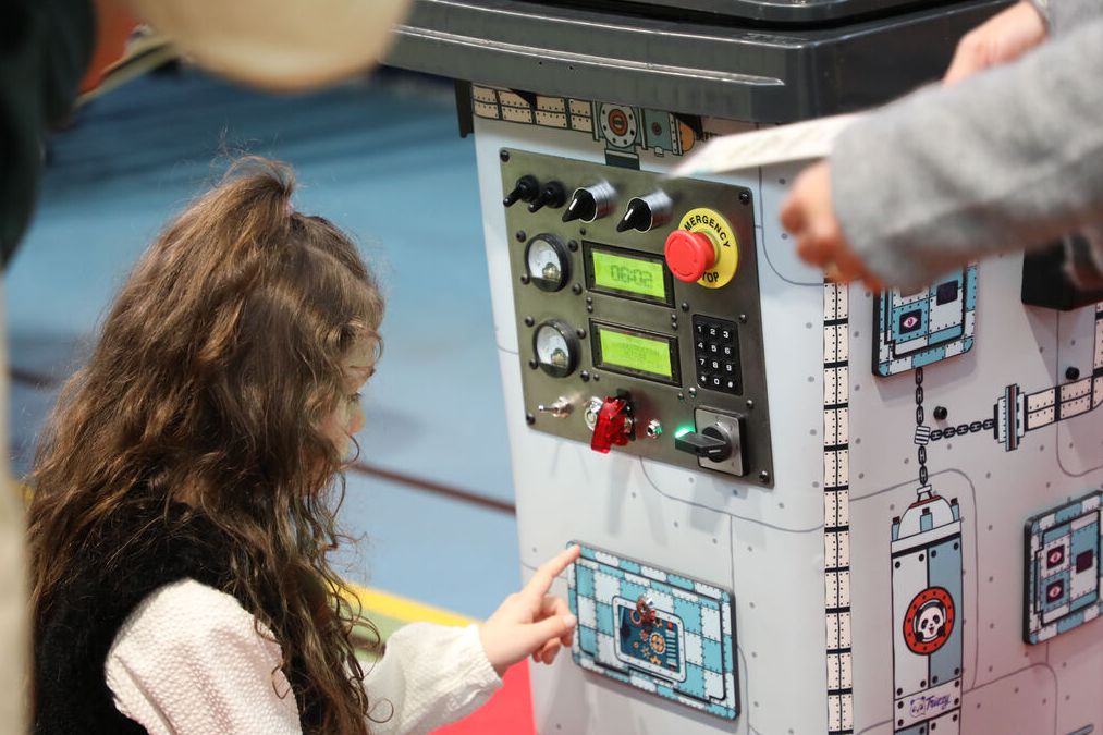 Petite fille réalisant l'escape game zéro déchet "Mission 5R-0D"