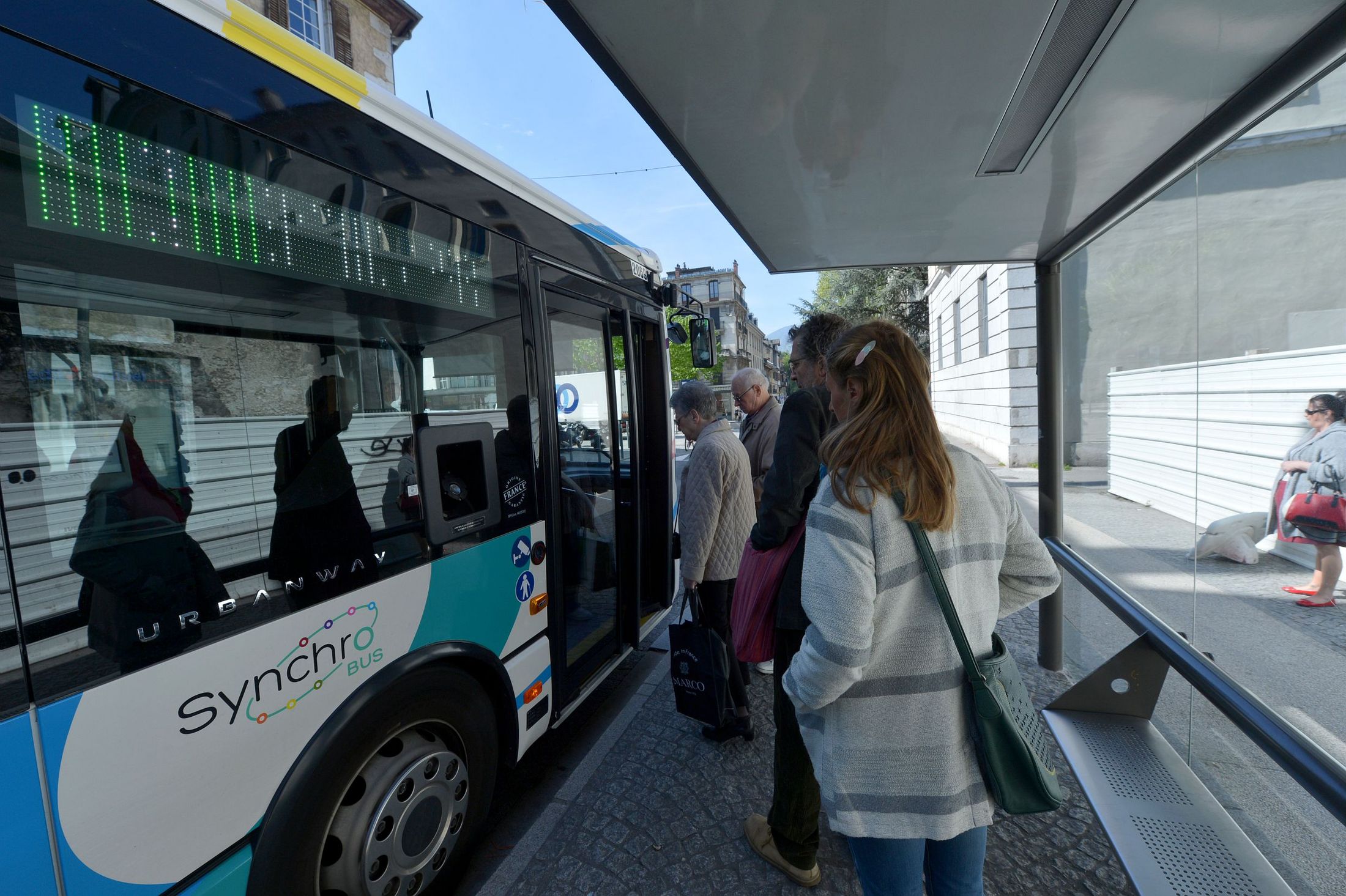 Personnes faisant la queue pour monter dans un bus