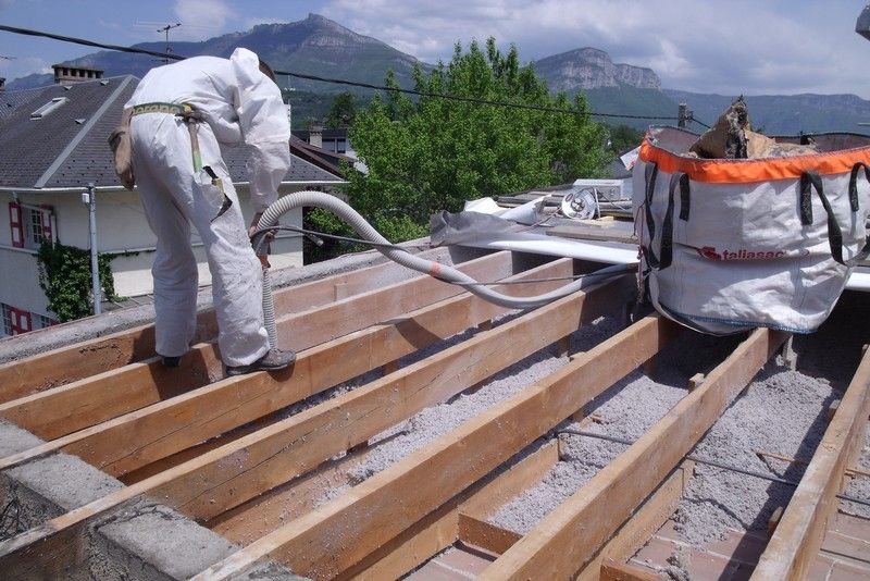 Travaux de rénovation d'une toiture avec de la ouate.