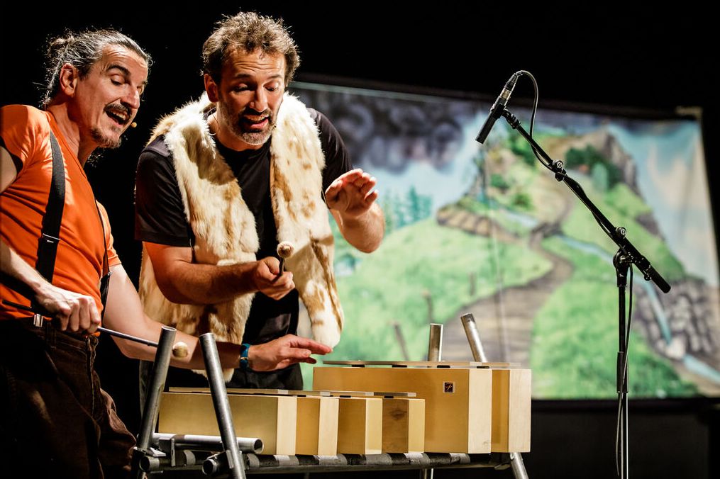 Photo issu du spectacle "la fabrique de nuages" de la compagnie du facteur soudain, deux artistes jouent un instrument, en chantant