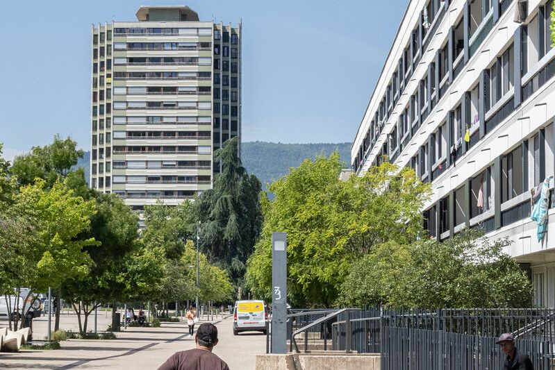 vue d'ensemble sur des grands immeubles avec deux passants 