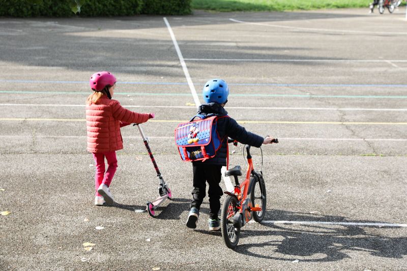 Deux enfants circulent à vélo pour se rendre à l'école