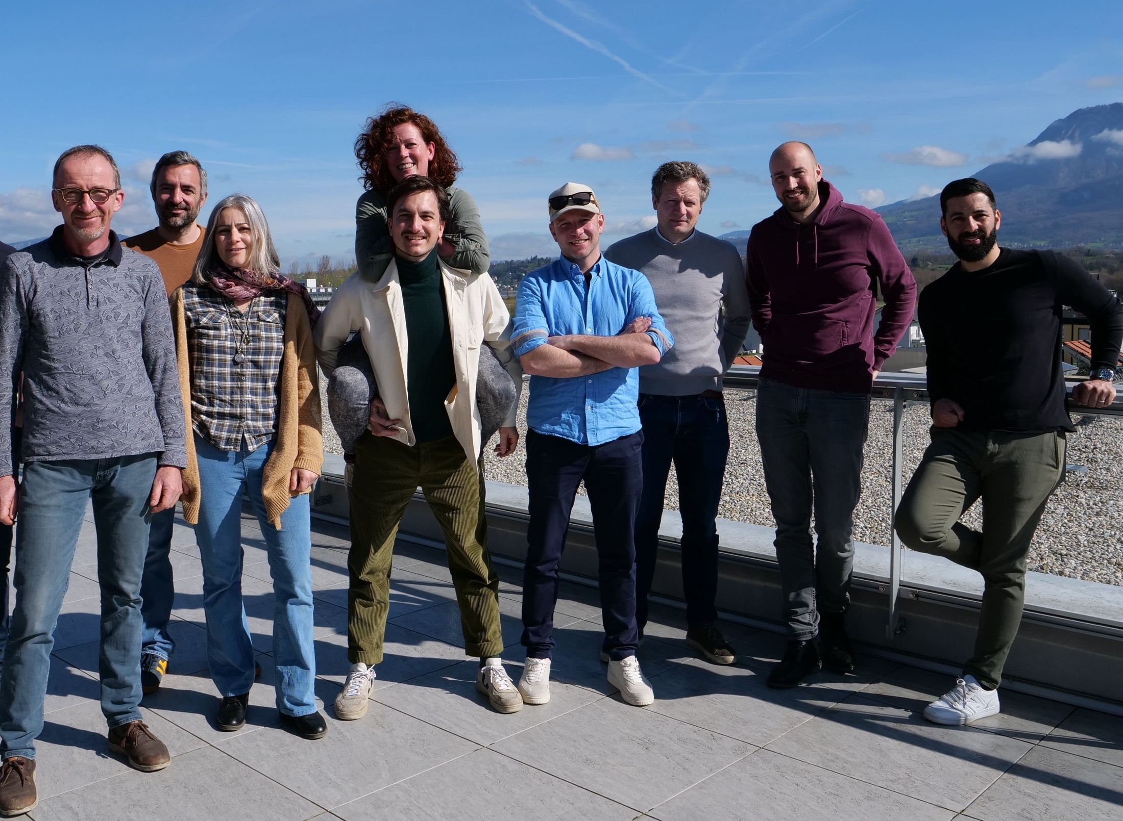 7 personnes prennent la pose en souriant