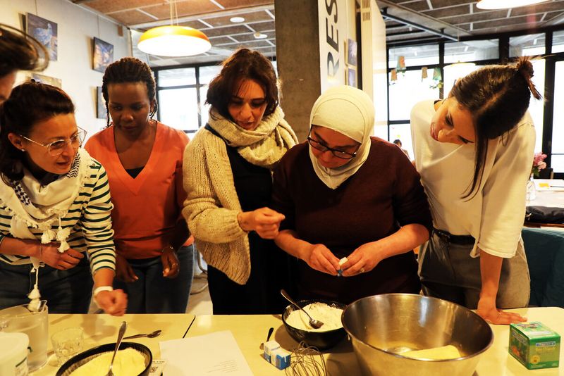 Atelier cuisine à la Base (Malraux) dans le cadre du Plan local pour l'insertion et l'emploi de Grand Chambéry, avec la participation de chercheuses d'emploi et d'entreprises.