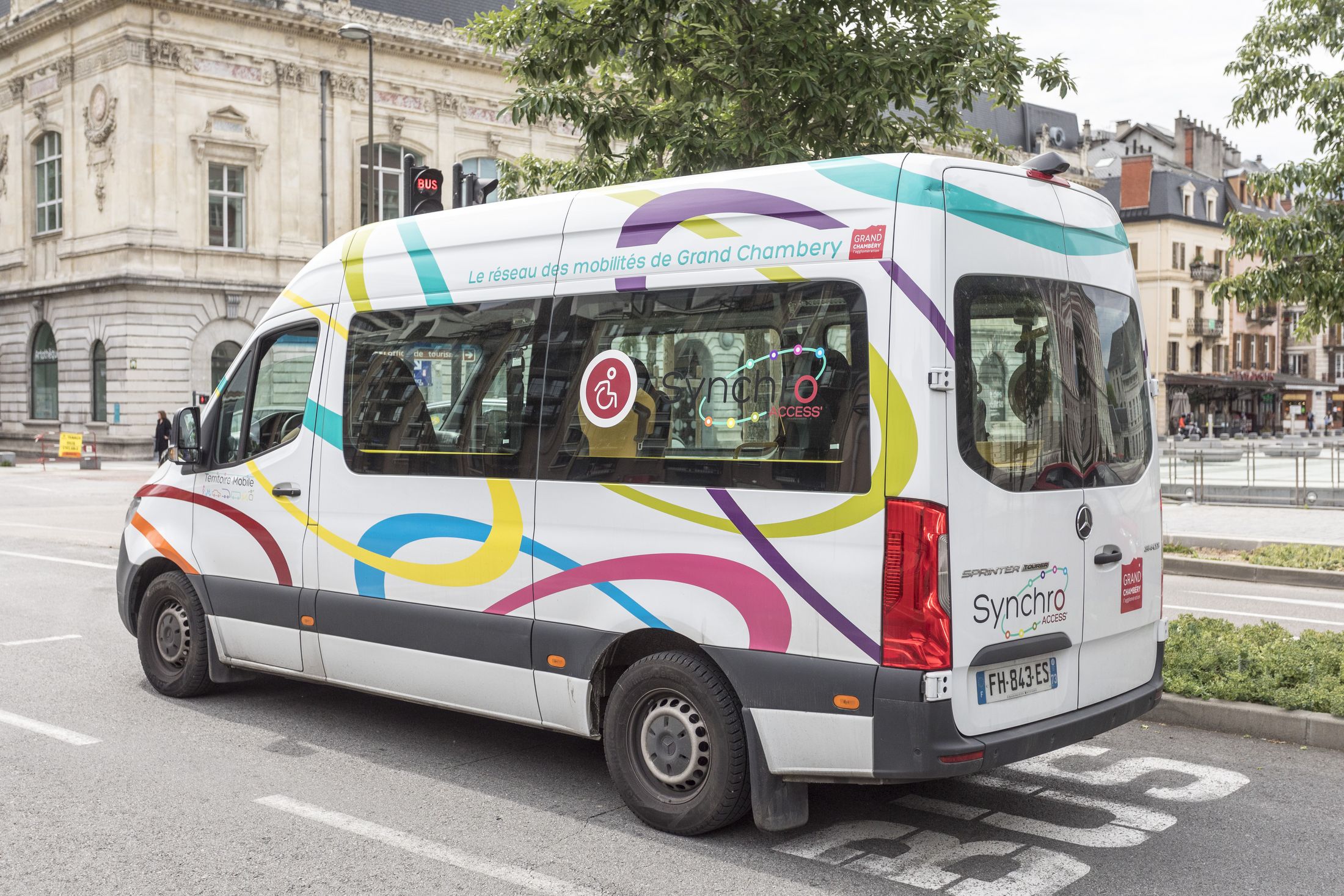 Un minibus à l'arrêt