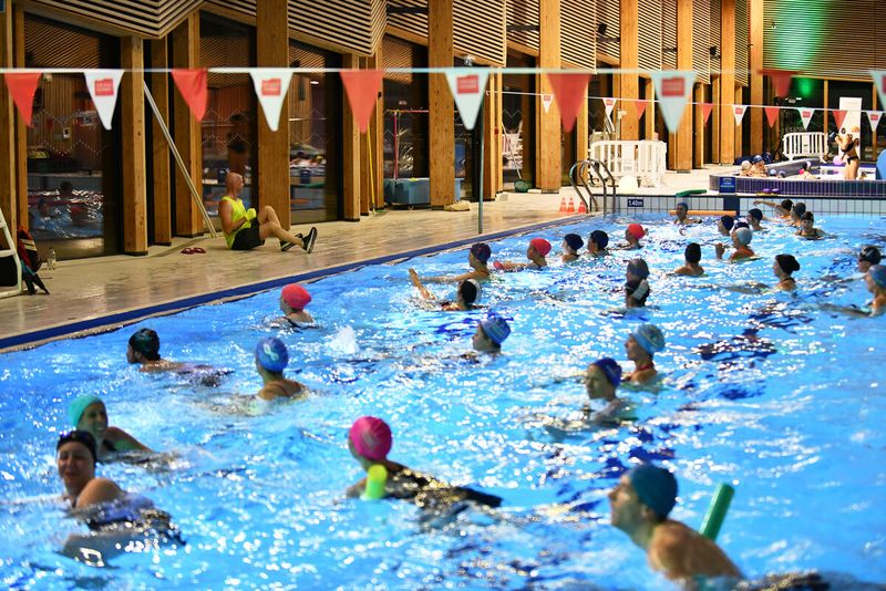 Des nageurs dans le bassin à l'occasion de la soirée Détox à la piscine aqualudique du Stade.