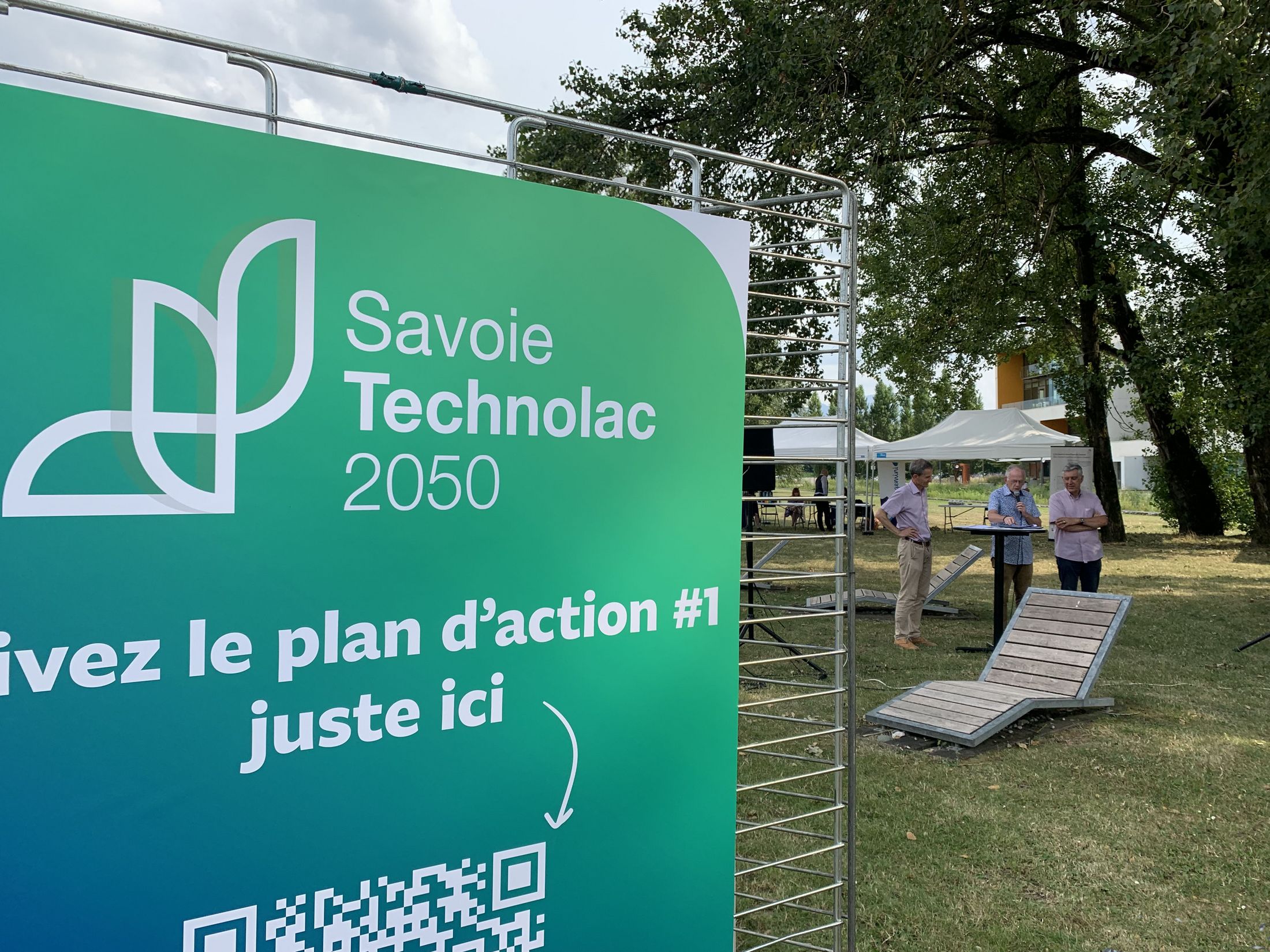 Un panneau devant un jardin public