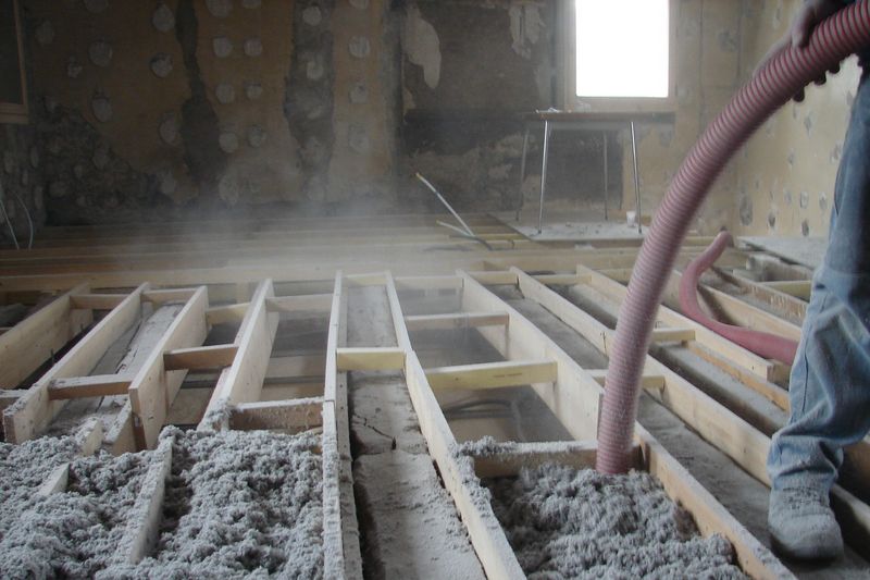 Travaux de rénovation d'un bâtiment avec l'utilisation de ouate de cellulose.