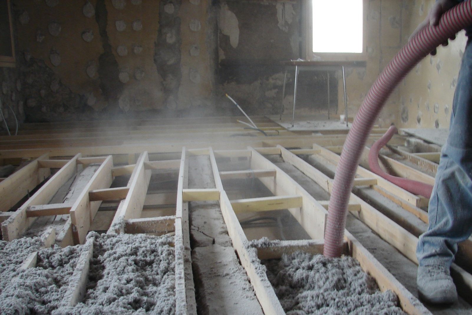 Travaux de rénovation d'un bâtiment avec l'utilisation de ouate de cellulose.