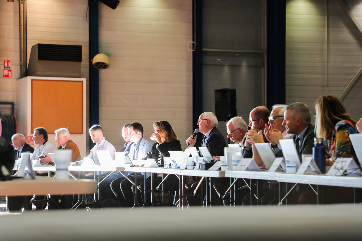Le président de Grand Chambéry tient un micro et prend la parole lors d'un conseil communautaire