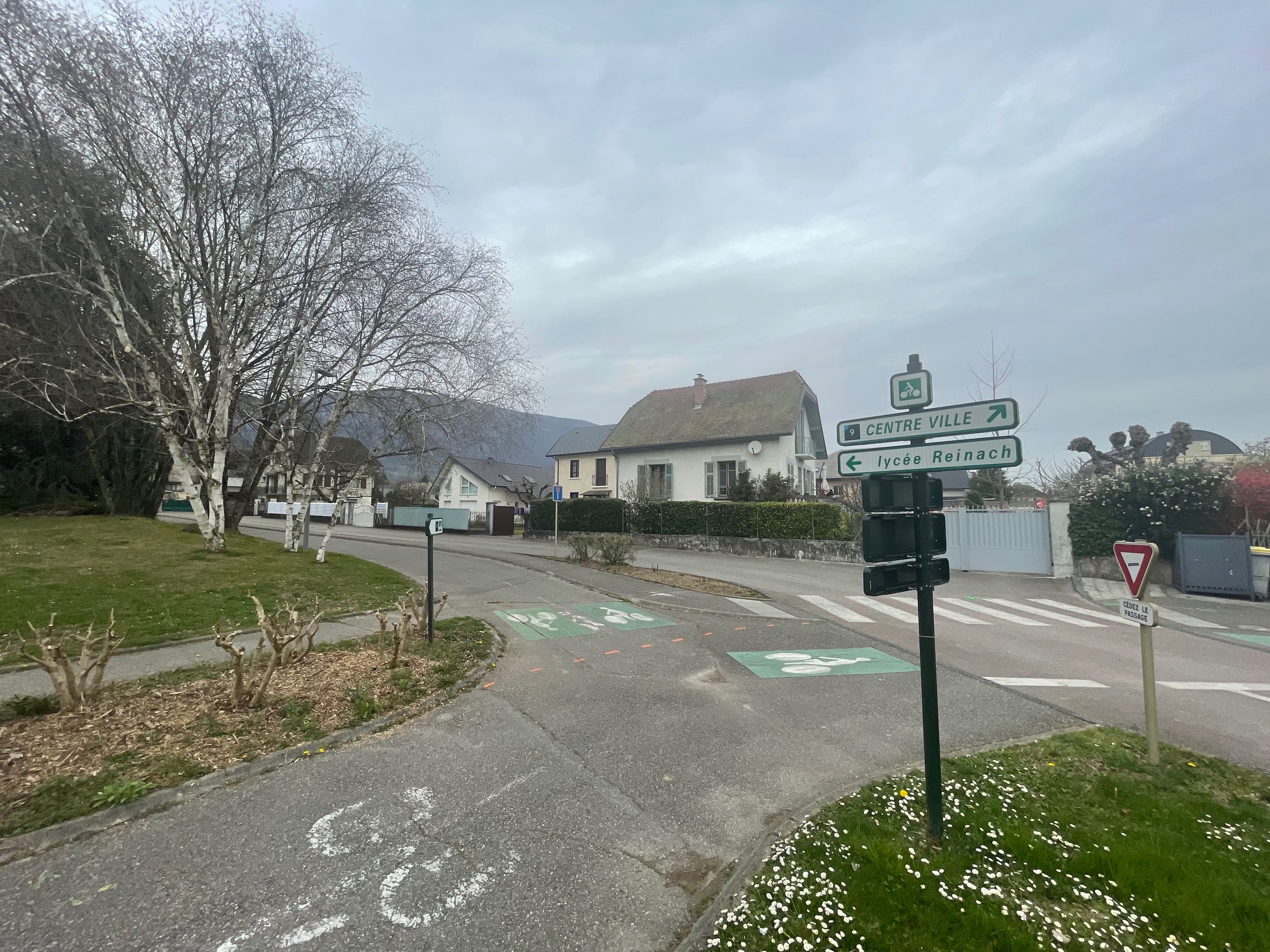Piste cyclable le long de l'avenue Georges Sand à la Motte Servolex
