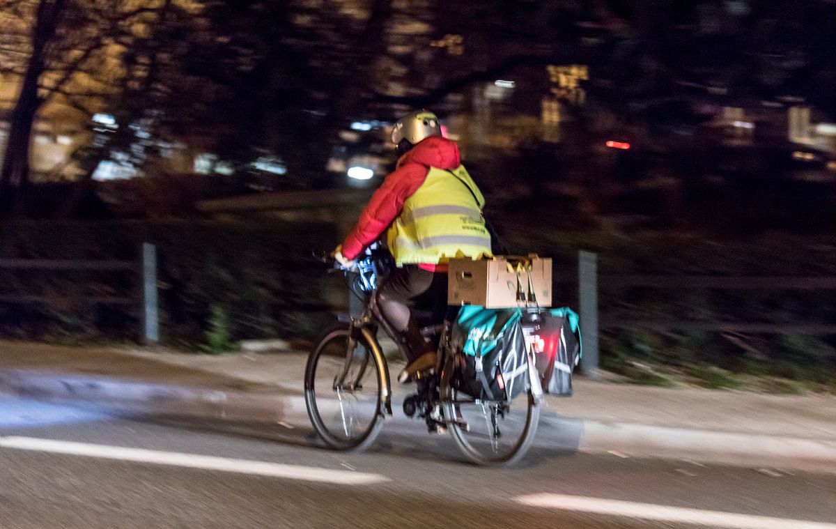 Un vélociste roulant de nuit sur une piste cyclable