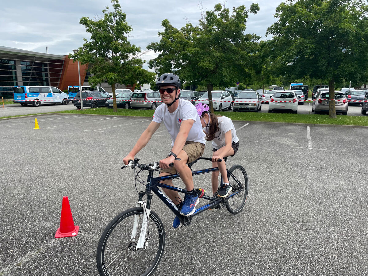 Louis animateur de l'association Handisport en tandem avec Anaïs, une licenciée de l'école des sports jeunes