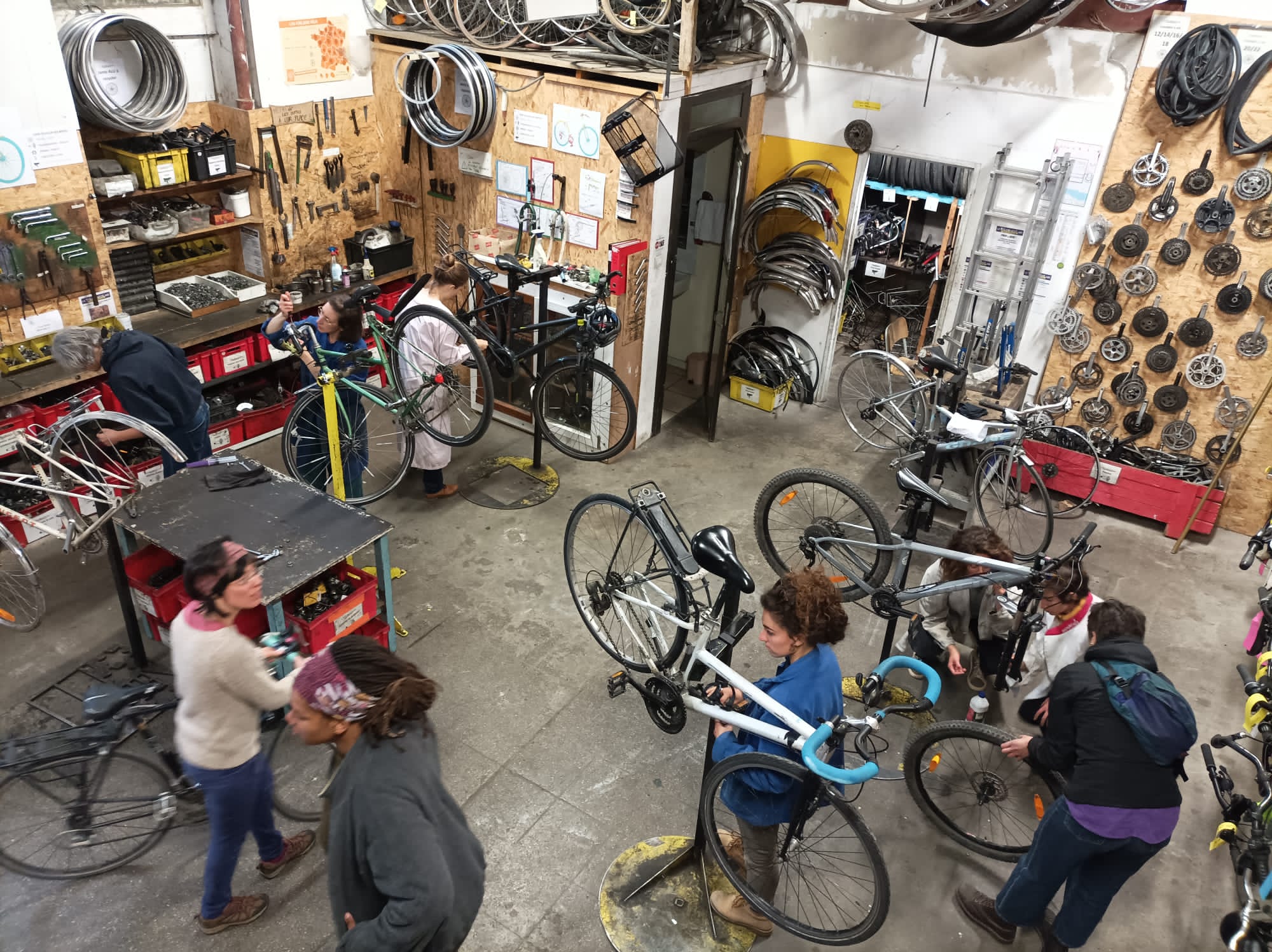 Femmes réparant des vélos