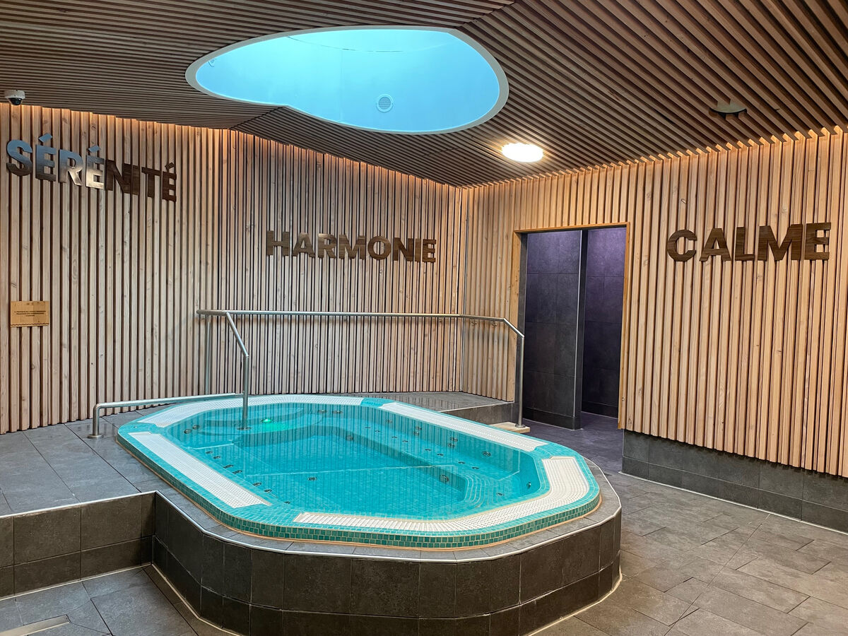 photo du jacuzzi de l'espace bien-être de la piscine 