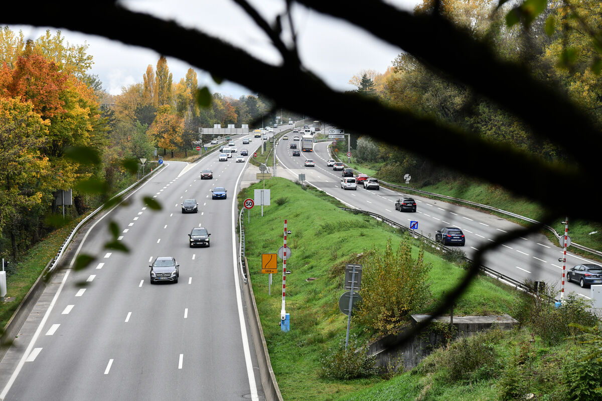 Des voitures sur une autoroute