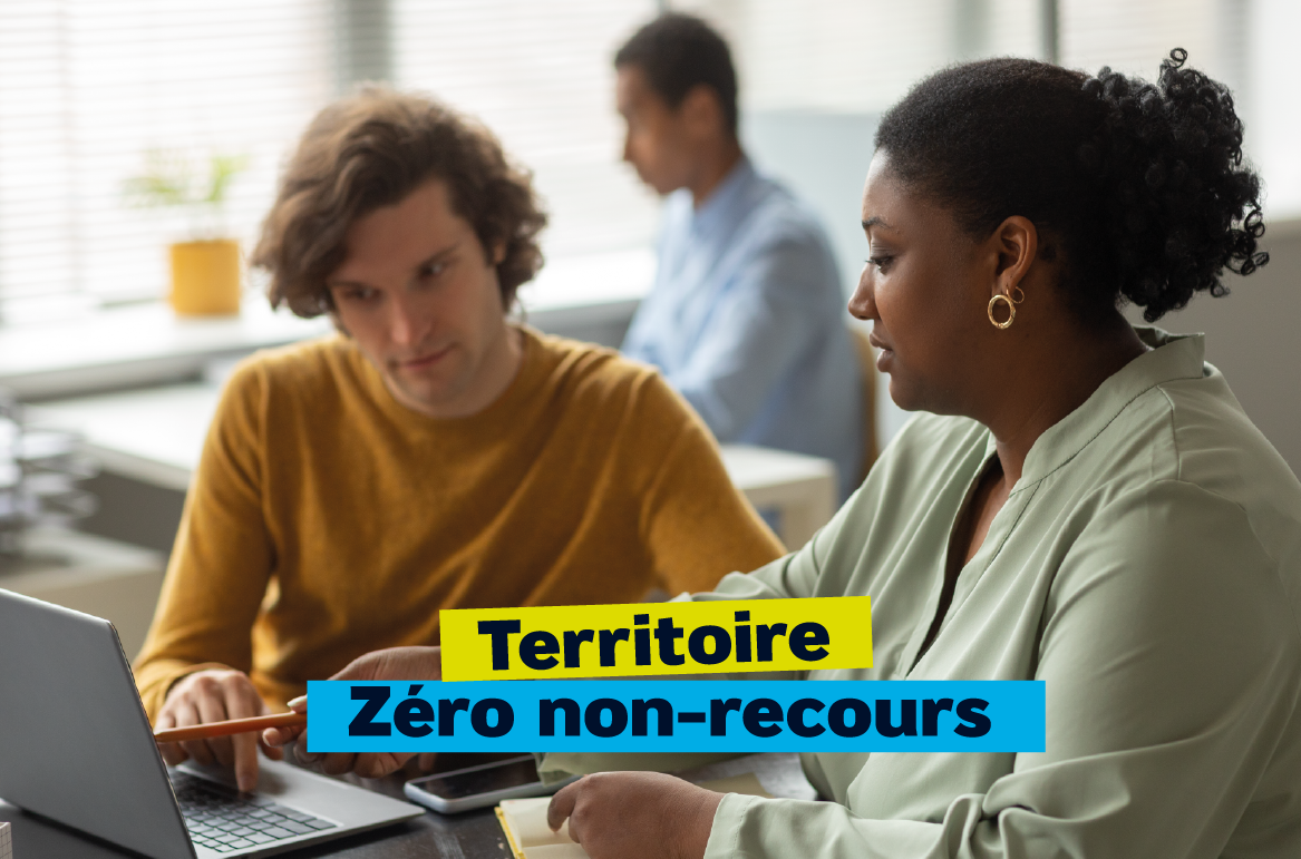 deux personnes devant un ordinateur