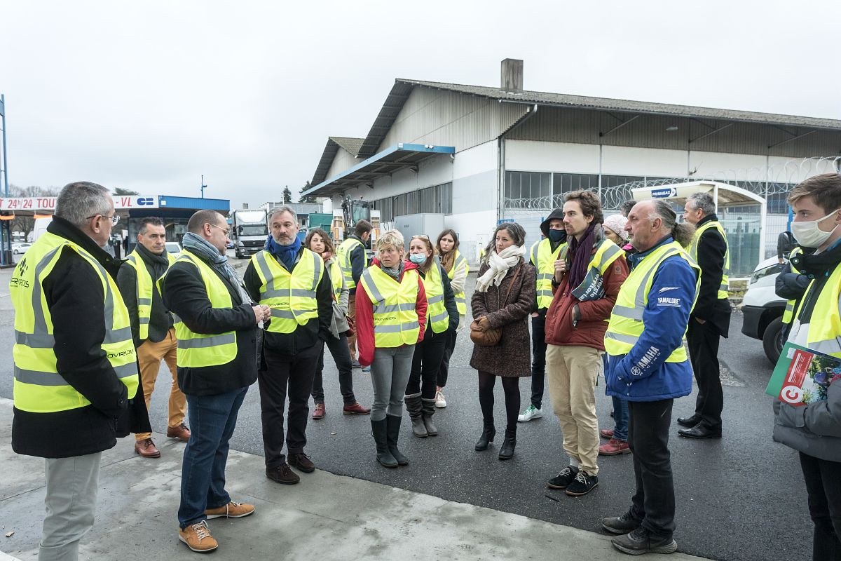 Des personnes avec des gilets jaunes.