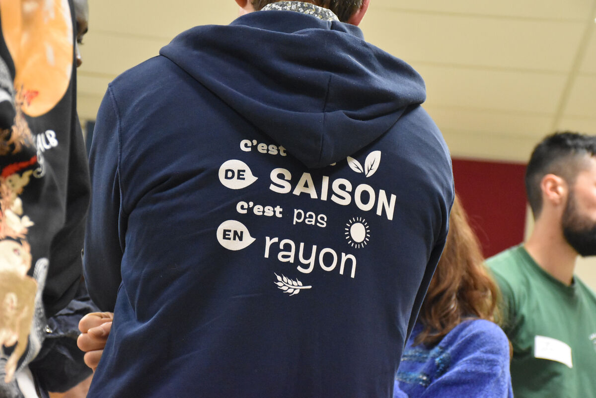 Une personne vu de dos, avec sur son pull la pharse suivante "les légumes de saisons ne sont pas en rayon"