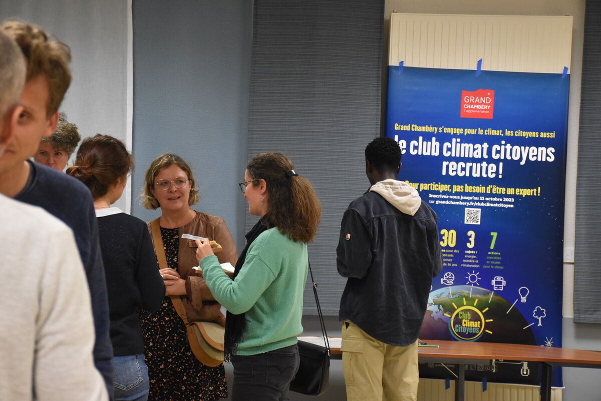 Des personnes échangent dans une salle