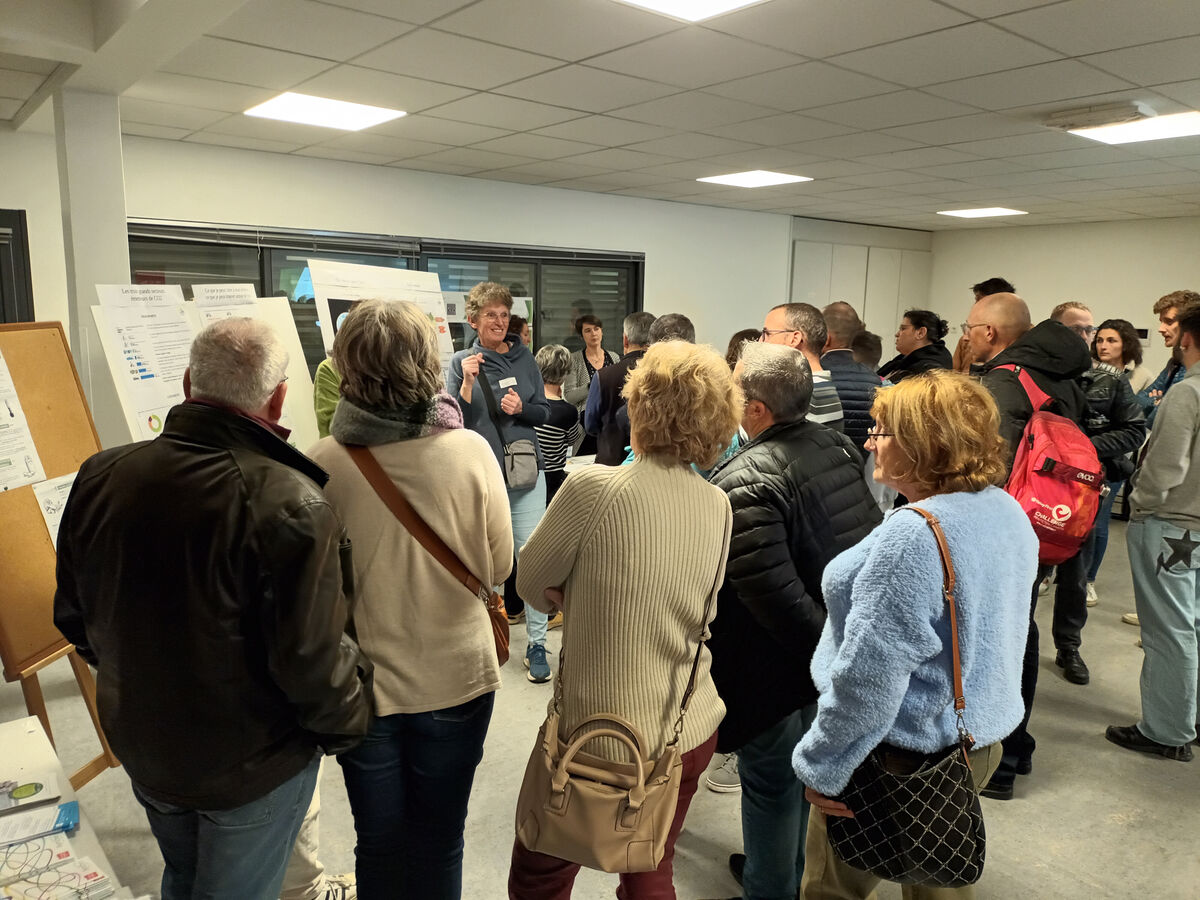 Des personnes debout dans une salle