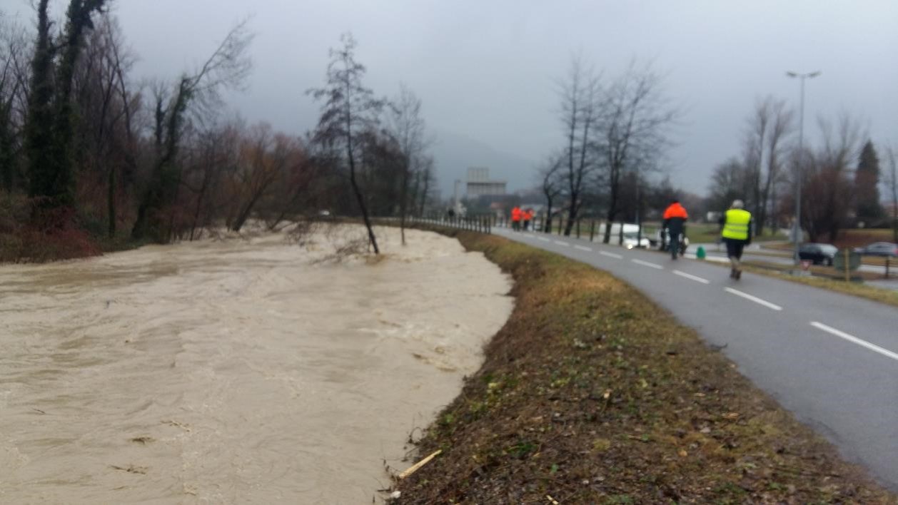 Crue d'une rivière à côté d'une piste cyclable.
