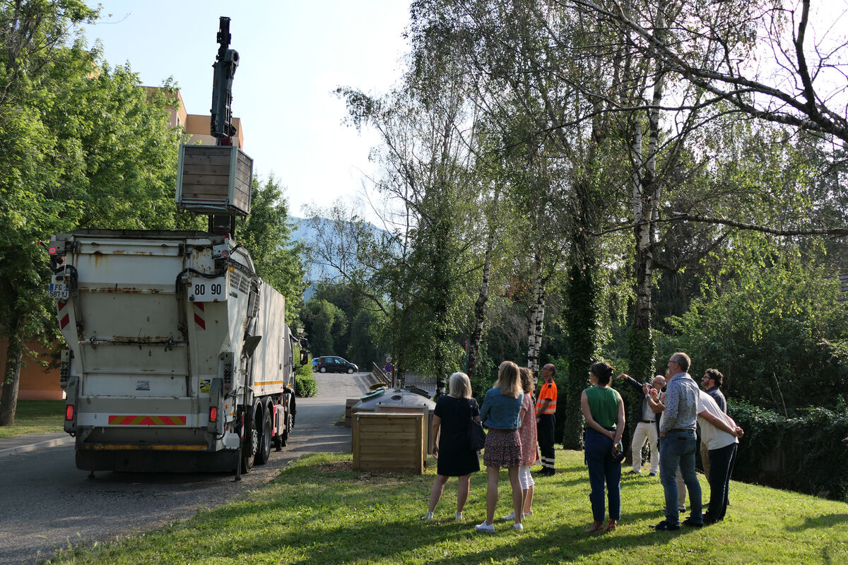 Au mois de juillet les élus des communes de Challes-les-Eaux, Barberaz, La Ravoire, Cognin, les techniciens de Grand Chambéry et les opérateurs de collecte ont échangé autour du système de collecte de composteurs grutable.
