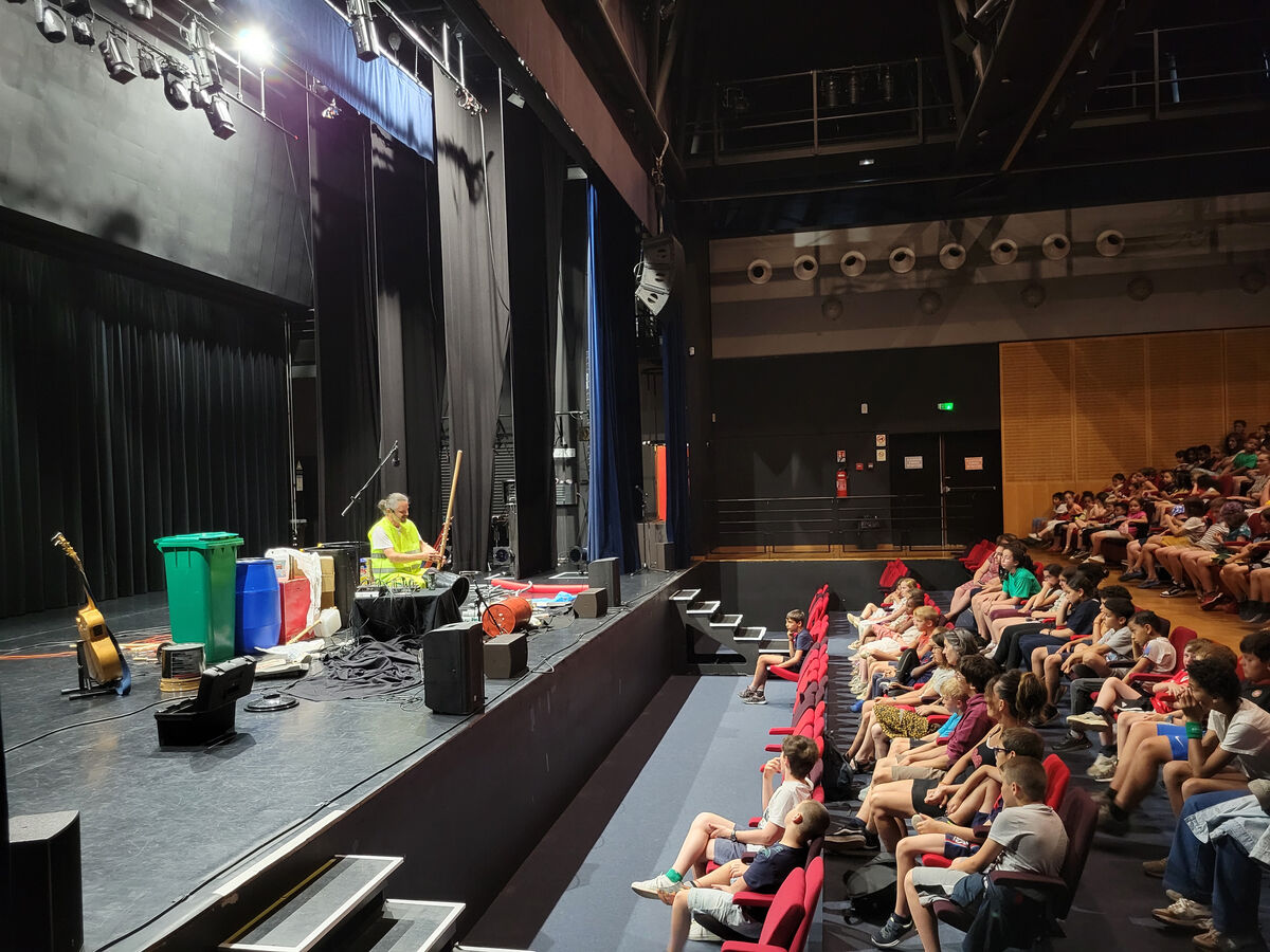 Spectacle par la compagnie dorêvemi à l'école du Vallon fleuri de la Ravoir