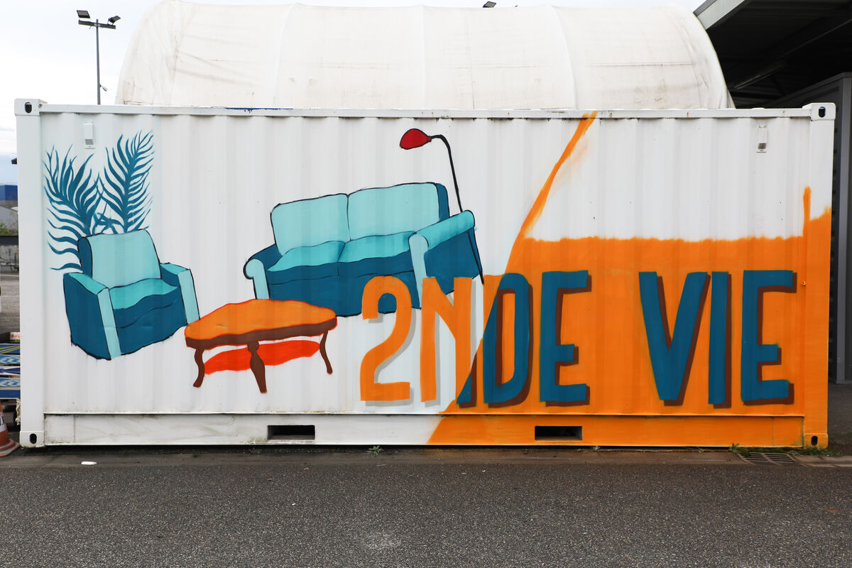 Des conteneurs maritimes décorés et réaménagés en zone "donnez-prenez".