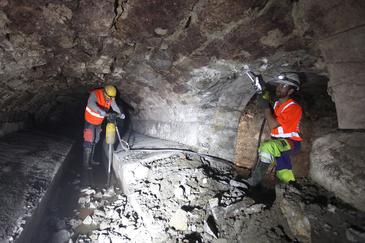 Des agents font des travaux dans les égouts.