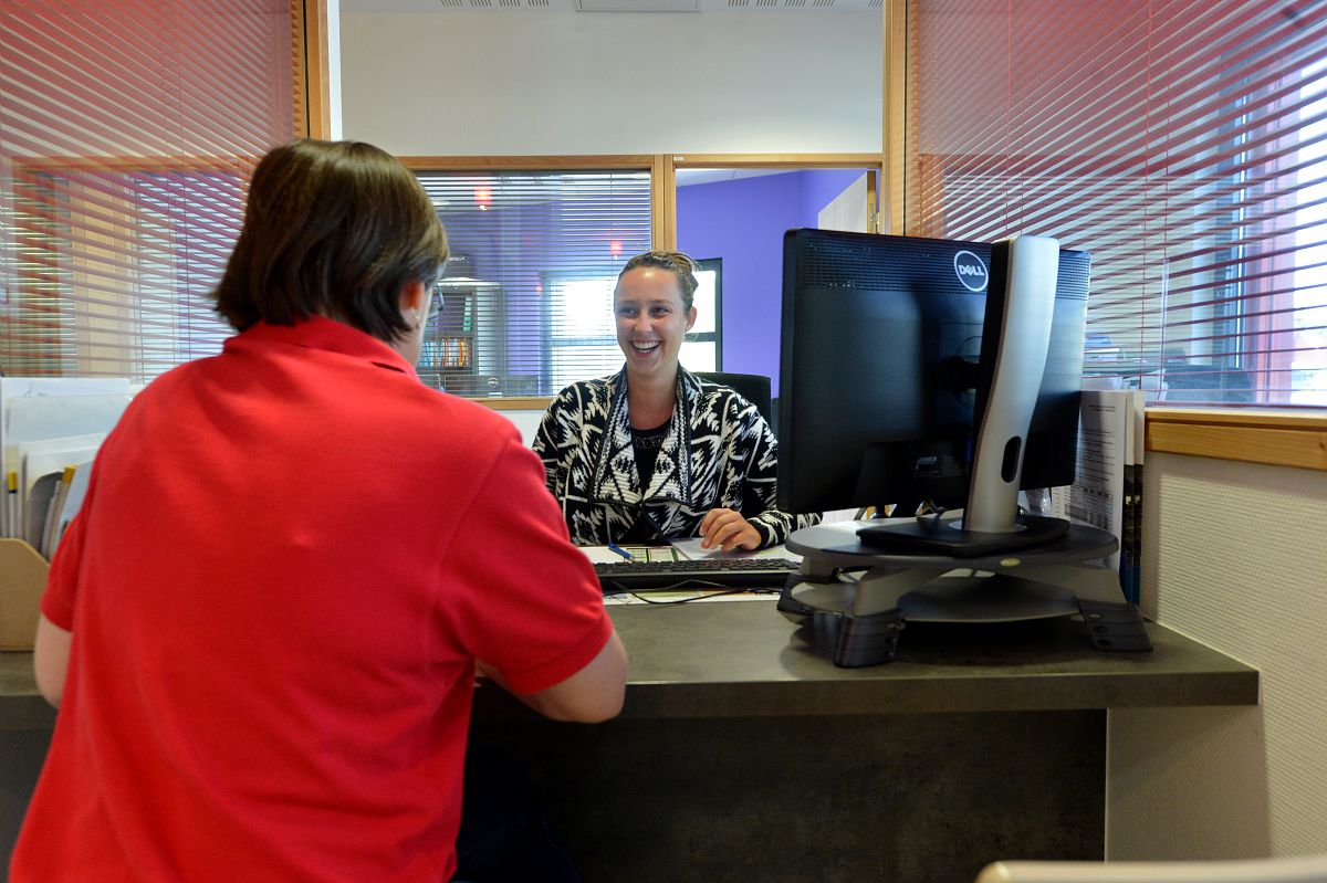 Espace d'accueil d'une administration.