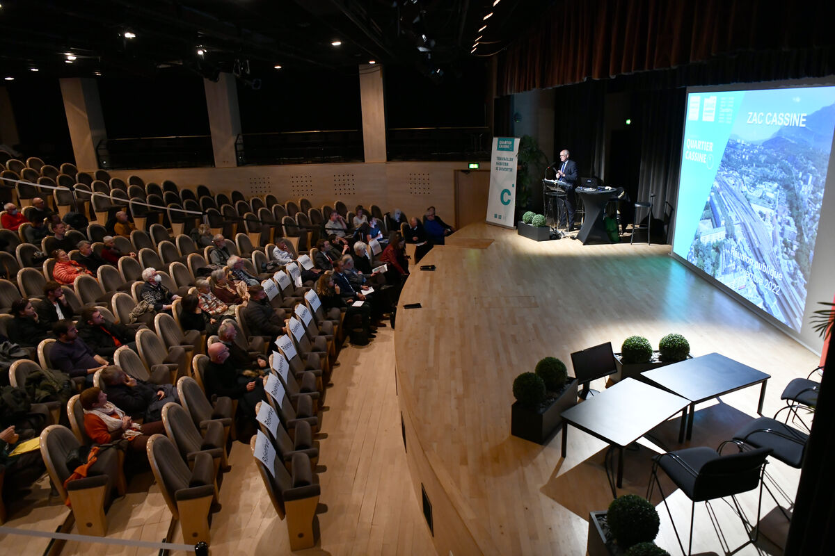 Des personnes assises dans un auditorium lors d'une réunion publique