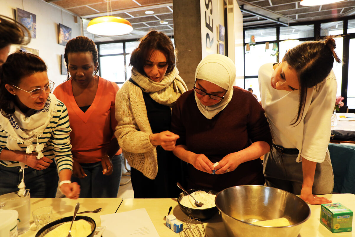Atelier cuisine à la Base (Malraux) dans le cadre du Plan local pour l'insertion et l'emploi de Grand Chambéry, avec la participation de chercheuses d'emploi et d'entreprises.