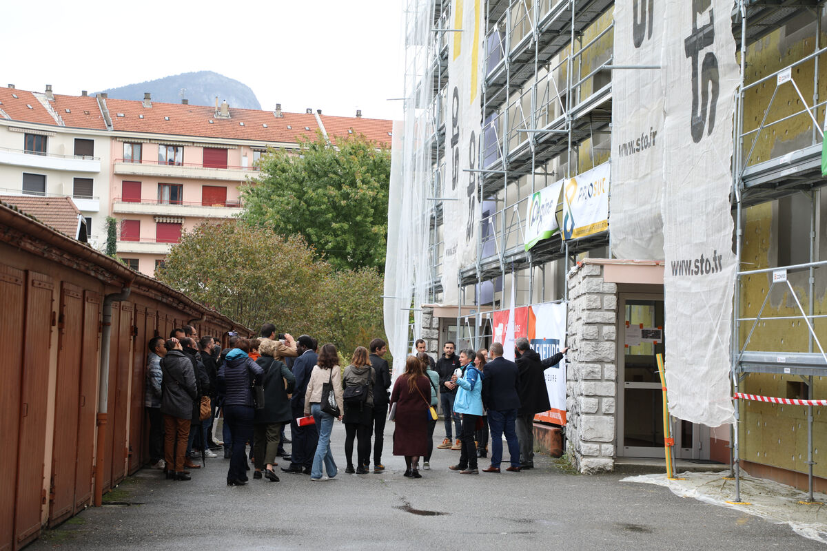 Des personnes devant un immeuble