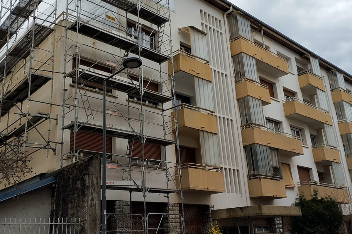 Une façade d'immeuble en rénovation