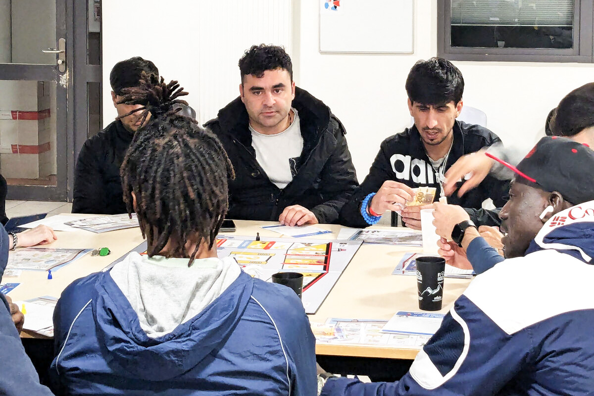 Des personnes jouent à un jeu de société autour d'une table