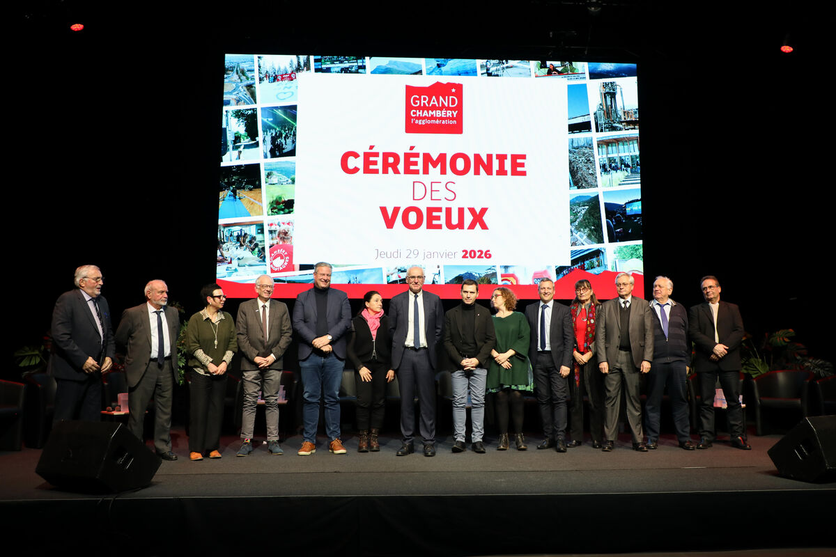 Une photo de groupe avec 14 personnes sur une scène. 