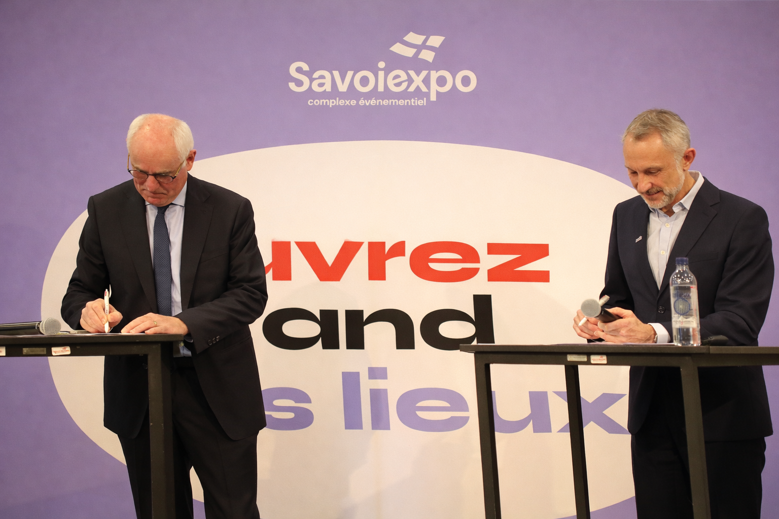 Deux hommes signent un contrat.