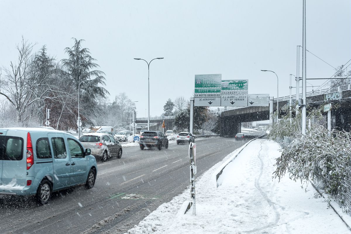 Des voitures circulent sous la neige