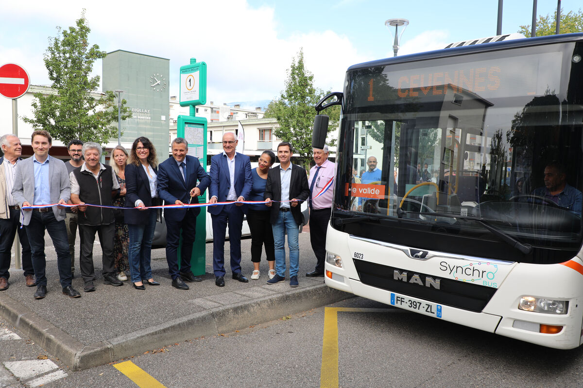 élus coupant le ruban pour inaugurer le nouvel arrêt de bus de la ligne 1 au quartier du Biollay