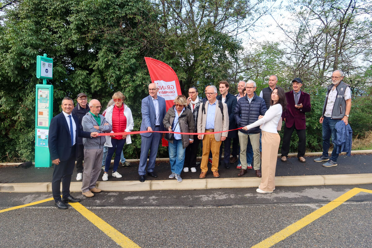 geste inaugural de l'inauguration de la desserte en bus des Monts