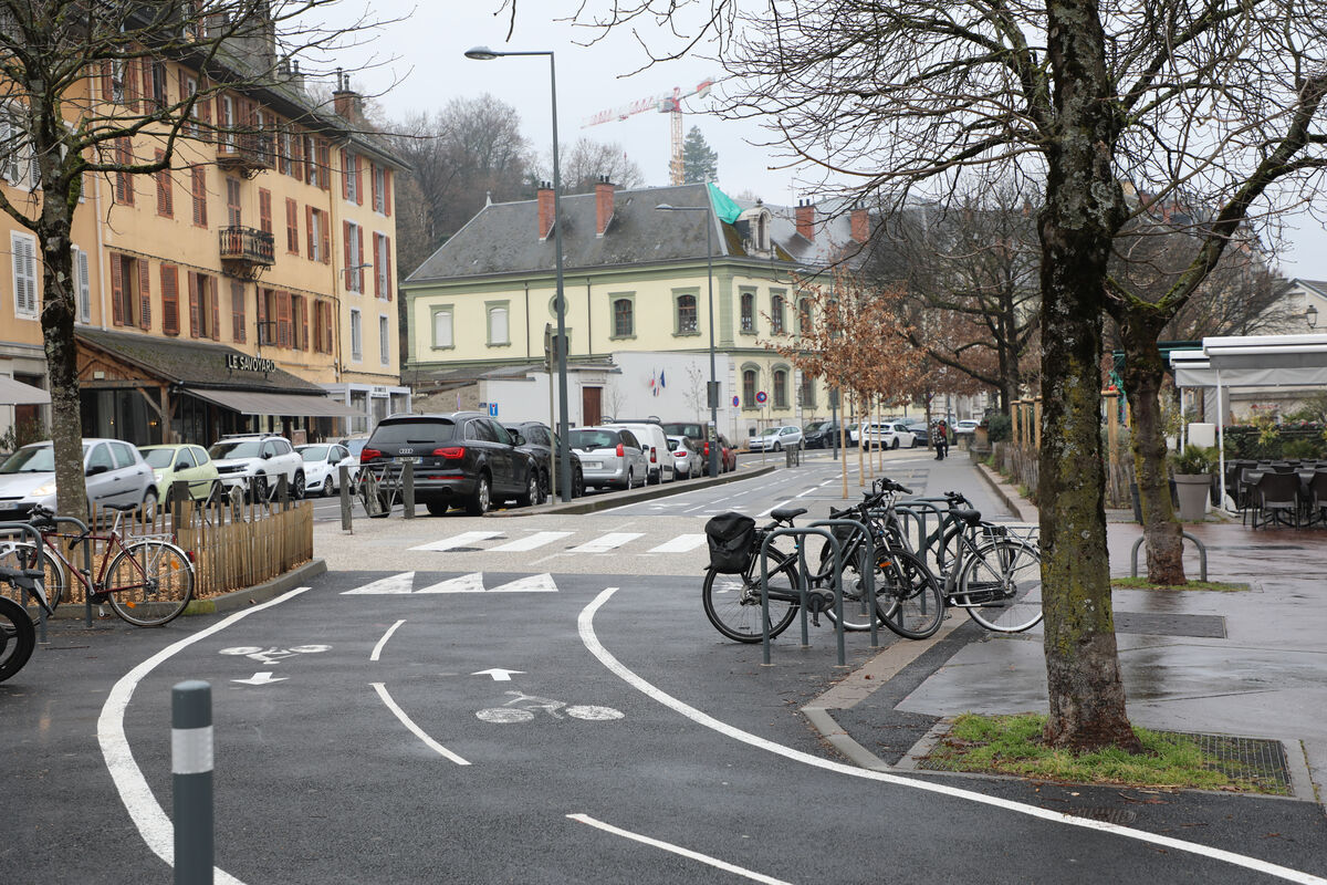 vue sur la piste cyclable refaite à neuf entre les places caffe et monge 
