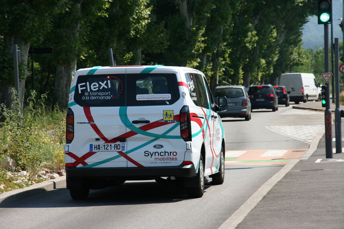 photo d'un van au couleur de Flexi, le service du transport à la demande 