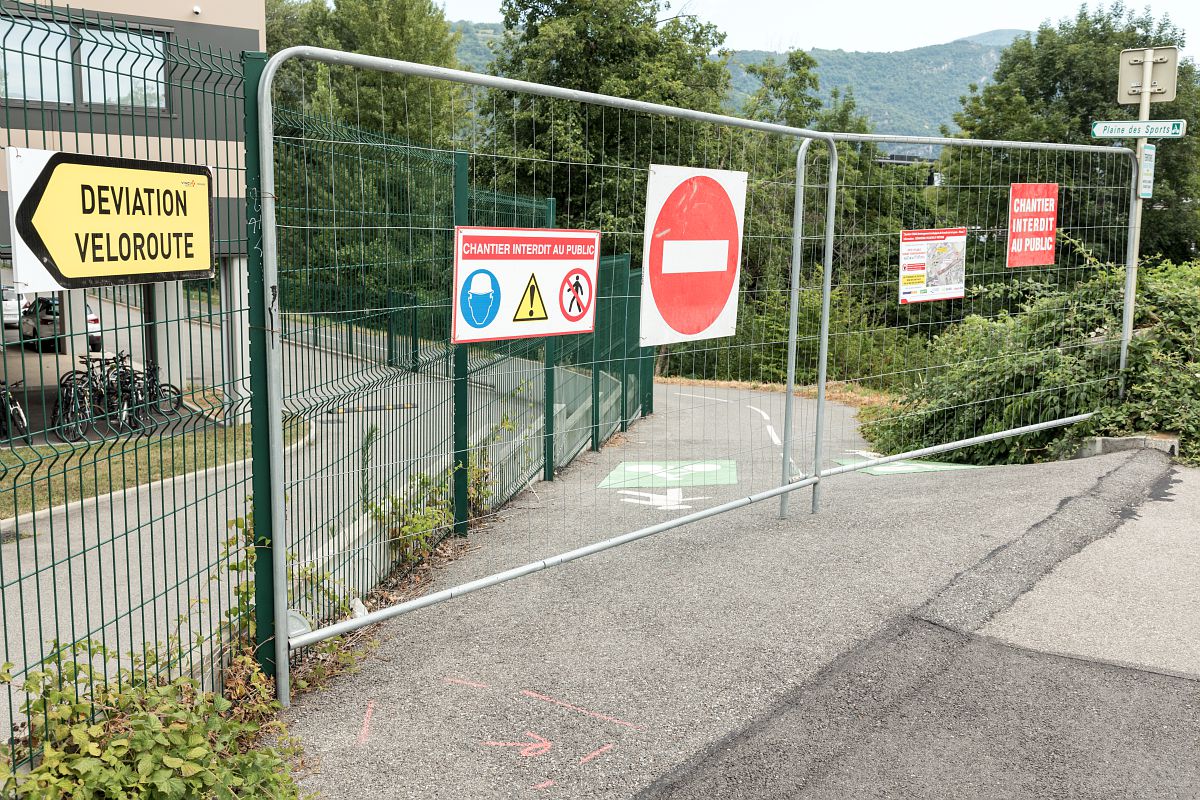 des panneaux de déviation le long d'une piste cyclable