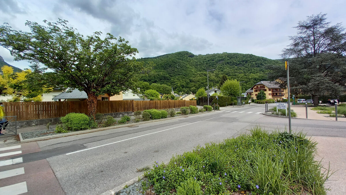 Une route qui traverse un village