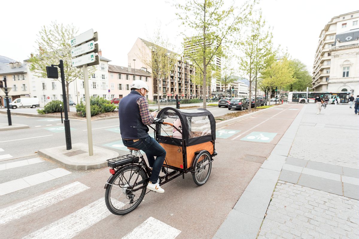 Vélo cargo sur la piste cyclable du boulevard du musée