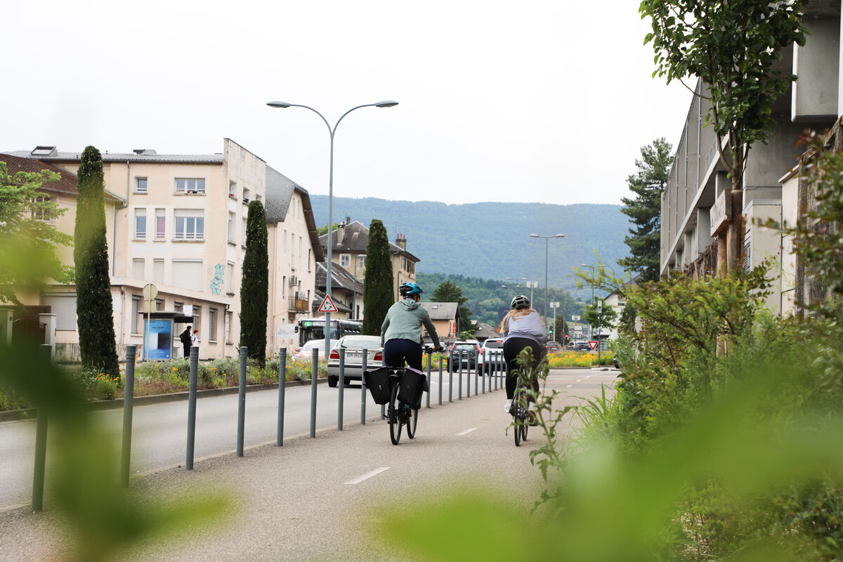 Deux cyclistes circulent sur une piste cyclable