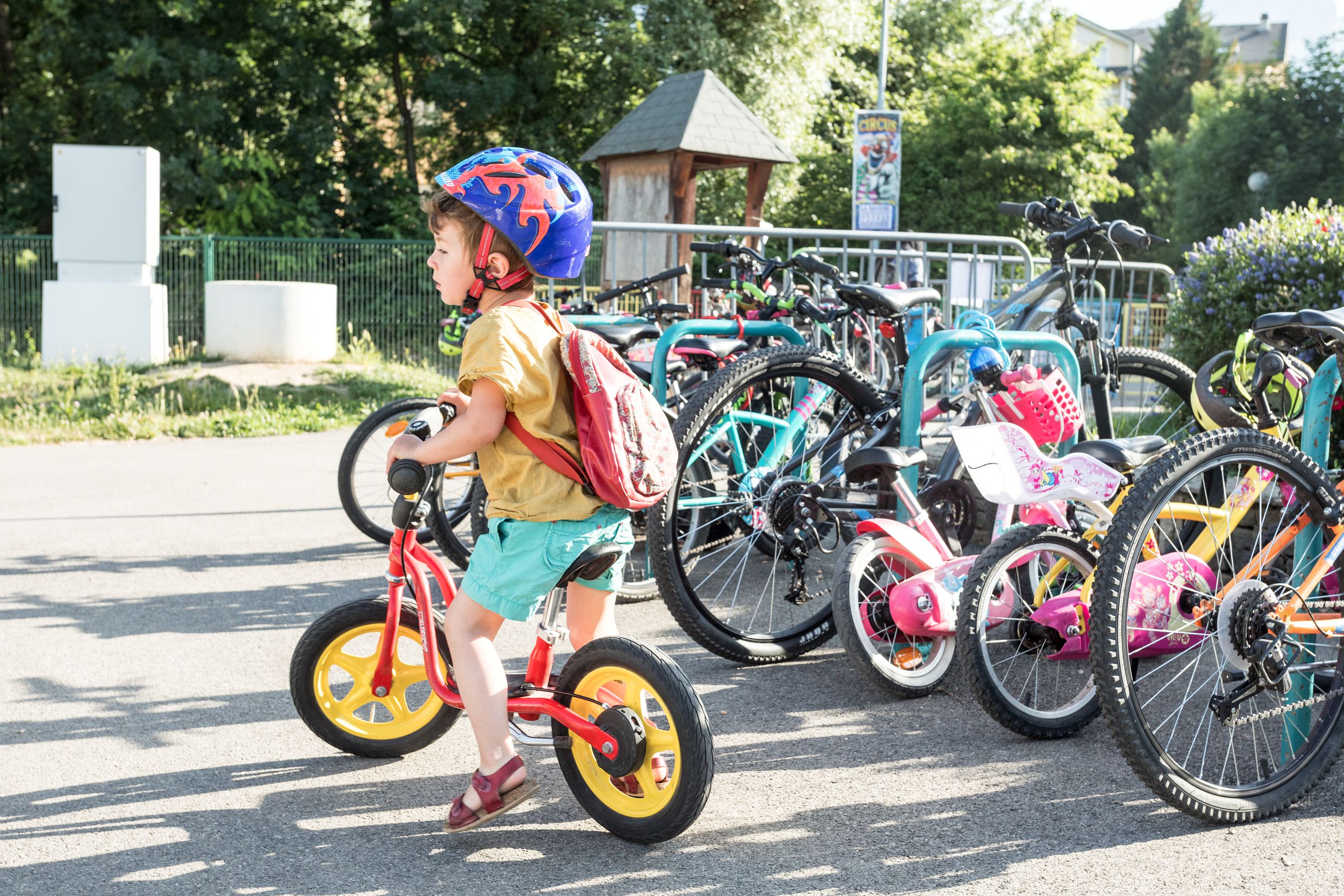 Jeune garçon qui fait du vélo 