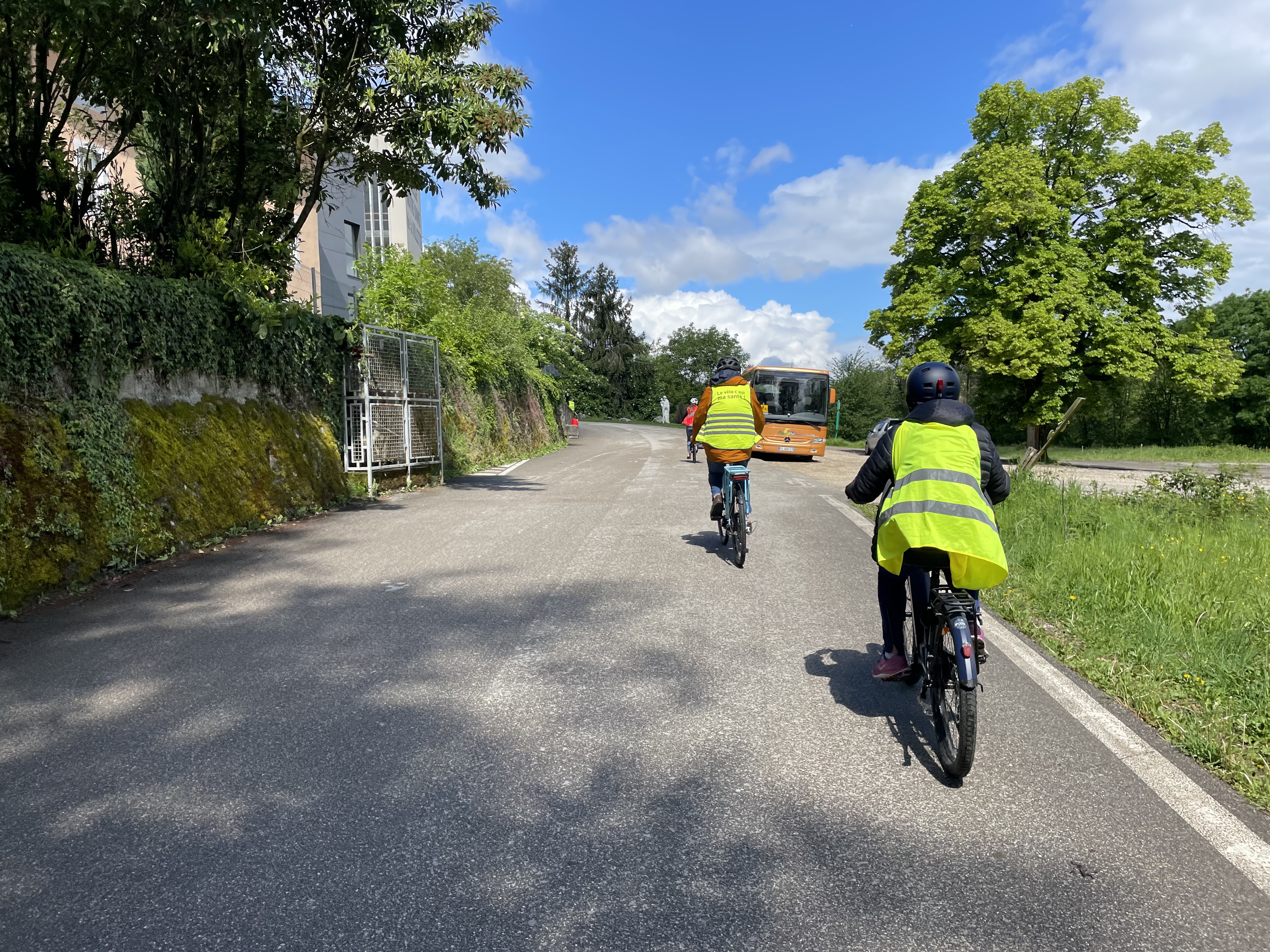 cycliste effectuant une côte au collège de la ravoire 