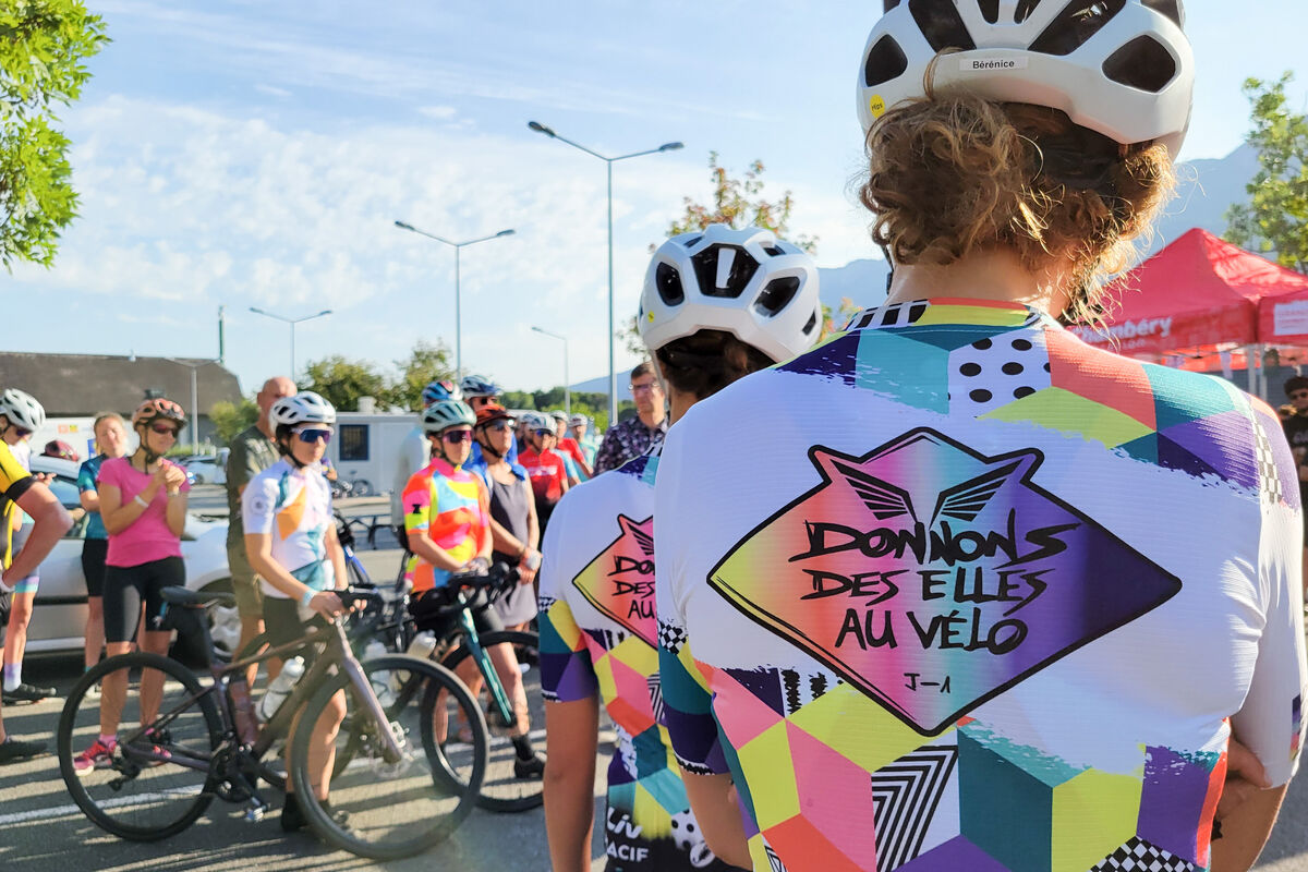 Édition 2026 de l'événement "Donnons des elles au vélo J-1" au départ de Sonnaz, en amont du Tour de France 2026, avec la participation de Nina Lavenu, athlète locale soutenue par l'Agglomération